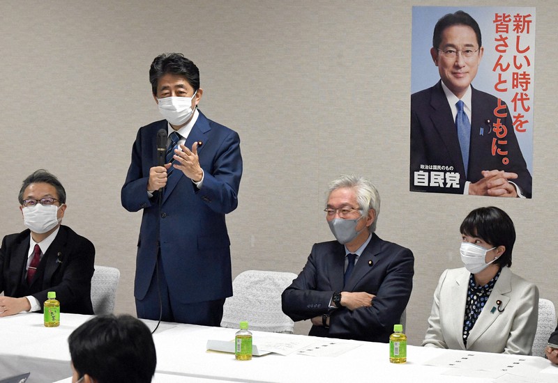 自民党財政政策検討本部役員会で発言する安倍晋三元首相(中央左)。同右は西田昌司本部長、右端は高市早苗政調会長=東京都千代田区の同党本部で2021年12月1日午後4時1分、竹内幹撮影