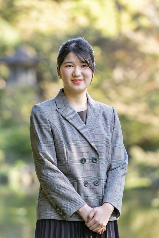 皇室、皇太子殿下・雅子さまの長女愛子さま宮内庁病院退院時の写真 朝日新聞デジタル：生まれたばかりの愛子さまを抱いて宮内庁病院