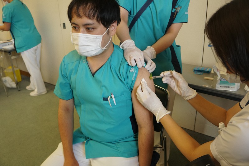 ワクチンの3回目接種を受ける東京医科大八王子医療センターの看護師(左)=東京都八王子市館町で2021年12月1日、野倉恵撮影
