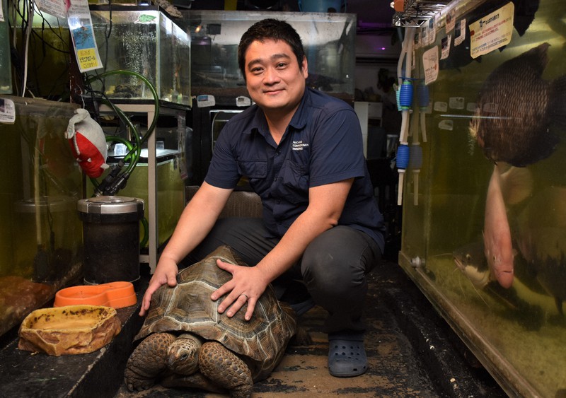 花園教会水族館を運営する牧師の篠澤俊一郎さん=京都市右京区で2021年10月5日午後3時1分、日高七海撮影