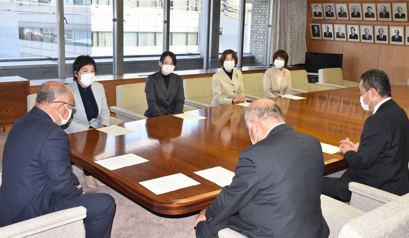 高松市議会の十川議長(左端)に視察オンライン化を求める申し入れ書を提出した議員ら=高松市番町で2021年11月26日午前11時0分、西本紗保美撮影