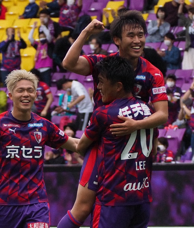 第14節の水戸戦で先制ゴールを決め、喜ぶ京都の福岡慎平選手(右上)=サンガスタジアムbyKYOCERAで2021年5月16日午後2時28分、矢倉健次撮影