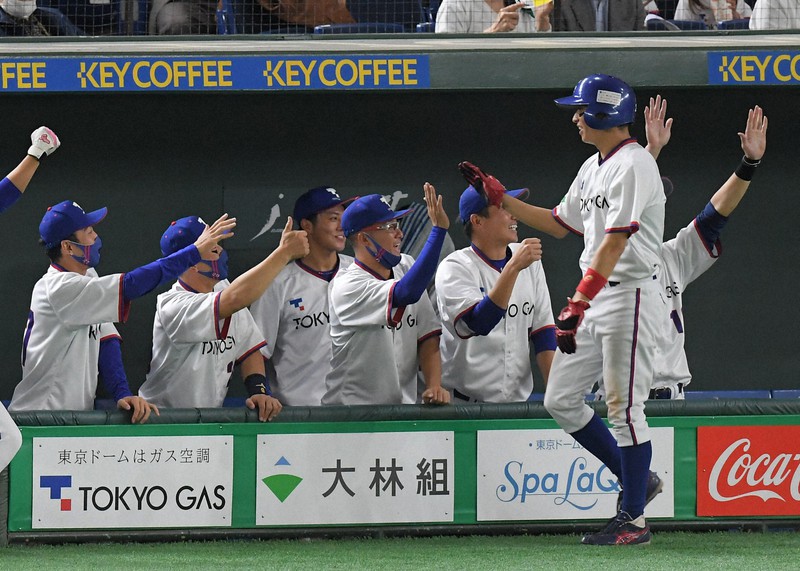 【東京都(東京ガス)-八尾市(ミキハウス)】四回表東京都2死二塁、石川の中前適時打で生還し、ベンチで祝福される先制適時打を放った北本=東京ドームで2021年12月1日、前田梨里子撮影