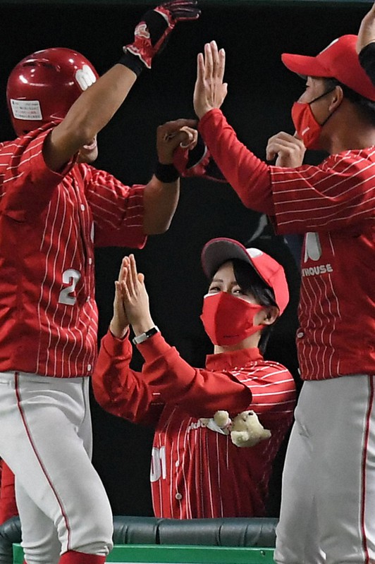 生還した選手を拍手で出迎える八尾市(ミキハウス)のチームマスコットで、東京五輪空手女子形銀メダリストの清水希容さん(中央)=東京ドームで2021年12月1日、前田梨里子撮影