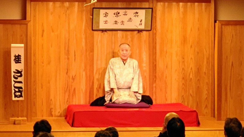 「鉄砲勇助」を披露する桂ざこばさん=大阪市西成区の動楽亭で2021年12月1日