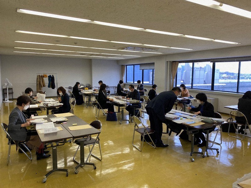 応募作について県審査を行う教諭ら=秋田市で