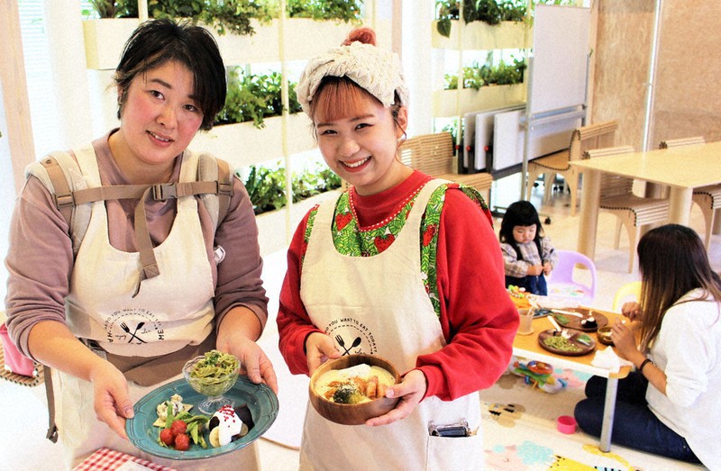 子育て世代が楽しめるカフェの開業を目指すマムズの佐々木さん(中央)、蒲生さん=福島県相馬市中村2のLVMH子どもアート・メゾンで2021年11月17日、尾崎修二撮影