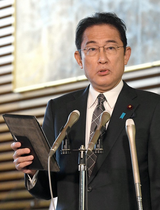 日本に到着する国際線の新規予約を止めるよう政府が航空各社に要請したことについて、記者団の質問に答える岸田文雄首相=首相官邸で2021年12月2日午前9時54分、竹内幹撮影