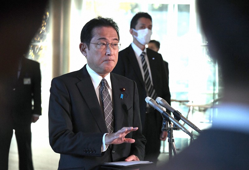 国際線新規予約停止要請について、日本人の帰国需要に十分配慮するよう国土交通省に指示したことを明らかにする岸田文雄首相=首相官邸で2021年12月2日午前、竹内幹撮影