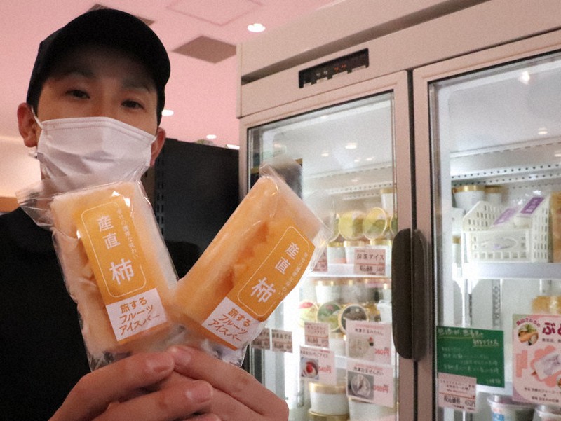 鮮やかな柿色が目を引く柿のアイスバー=福岡県久留米市で、比嘉洋撮影
