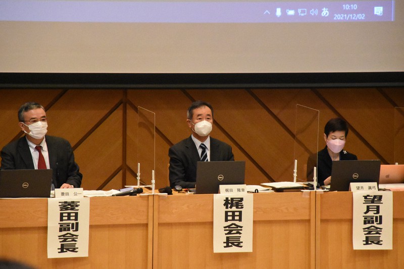 日本学術会議の総会に出席した梶田隆章会長(中央)ら=東京都港区で2021年12月2日、池田知広撮影