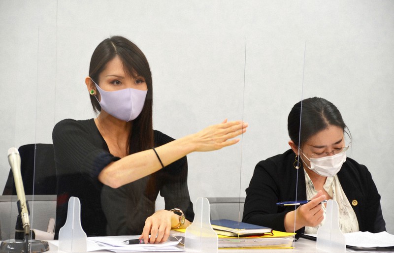 記者会見する仲岡しゅん弁護士(左)ら=大阪市内で2021年12月2日午前11時30分、芝村侑美撮影