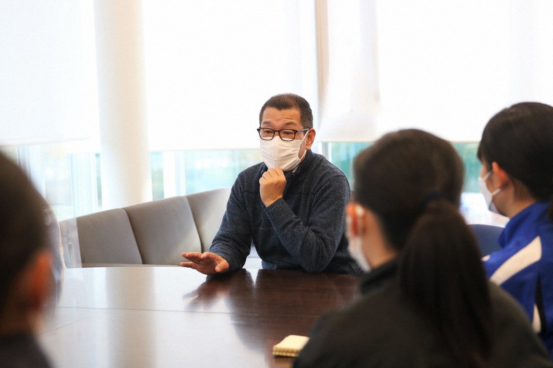 学生たちと対談する大河正明学長=大津市のびわこ成蹊スポーツ大で2021年12月1日午後4時49分(同大学提供)