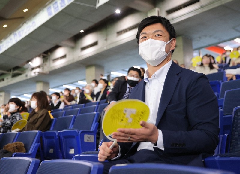 東京都・東京ガスの選手たちをスタンドで応援する徳良慎吾さん=東京ドームで2021年12月1日、佐々木順一撮影