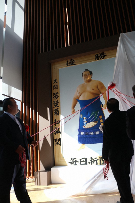 元大関琴奨菊の秀ノ山親方、優勝額を郷里に寄贈 福岡・柳川