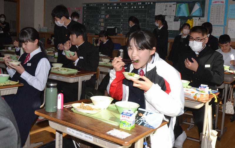 栃木農高産の食材がたっぷり入った給食を楽しむ生徒たち=栃木市立大平中学校で2021年12月1日、太田穣撮影