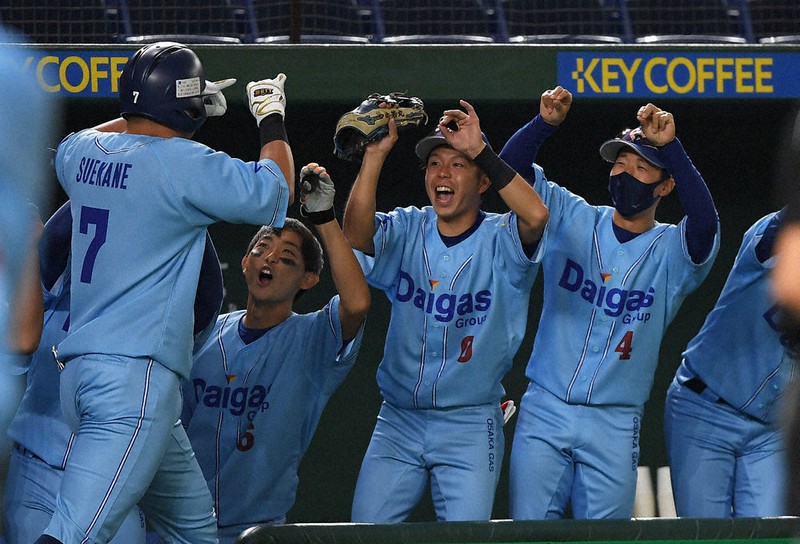 【大阪ガス-伏木海陸運送】四回表大阪ガス1死、先制本塁打を放った末包(左)を迎える大阪ガスの選手たち=東京ドームで2021年12月2日、津村豊和撮影
