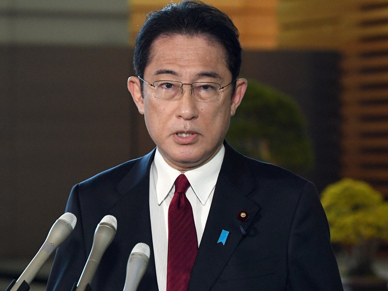 国際線新規予約停止の要請を巡る混乱について記者団の質問に答える岸田文雄首相=首相官邸で2021年12月3日午前9時14分、竹内幹撮影