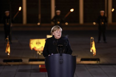 演説で首相としての16年の任期を振り返るドイツのメルケル首相＝ベルリンで2021年12月2日、AP