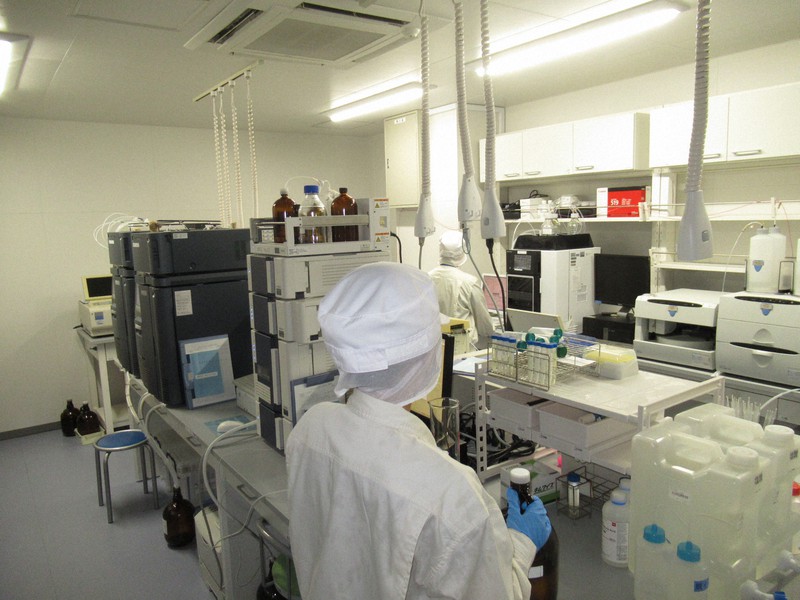 医薬品などの成分を分析する研究員ら=ヤマサ醬油提供
