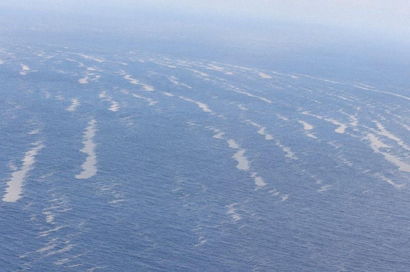 海底火山「福徳岡ノ場」の噴火後、漂流する大量の軽石=沖縄県糸満市の喜屋武岬沖で10月、第11管区海上保安本部提供