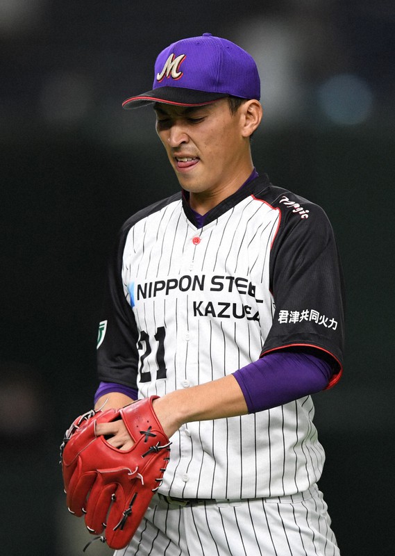 【東京都(セガサミー)-君津市(日本製鉄かずさマジック)】七回表、東京都に2失点し、険しい表情でベンチに引き揚げる君津市の4番手・松尾=東京ドームで2021年12月3日、前田梨里子撮影