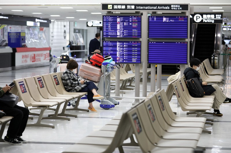 外国人の入国が禁止され、閑散とする国際線の到着ロビー周辺のベンチ=成田空港で2021年11月30日午前9時28分、小川昌宏撮影