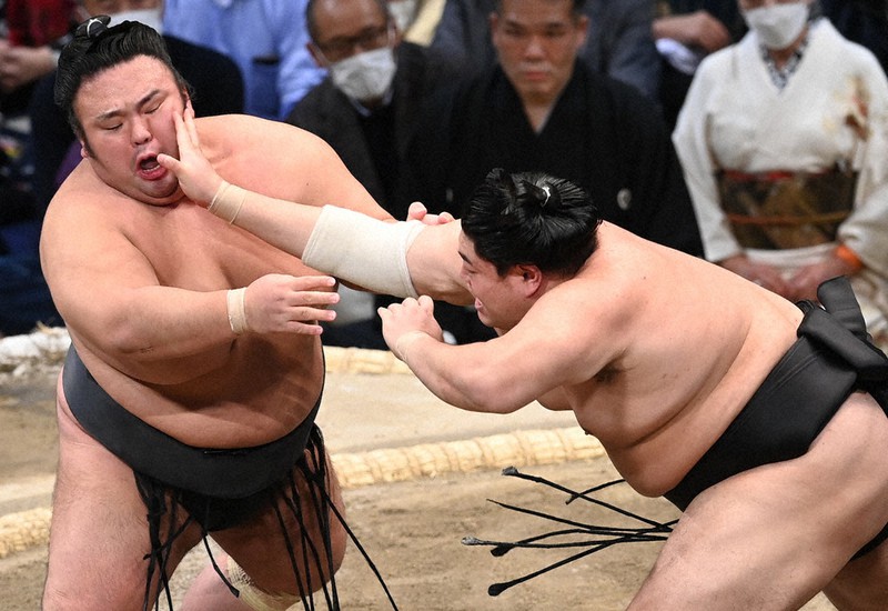 貴景勝(左)を攻める阿炎=福岡国際センターで2021年11月26日、徳野仁子撮影