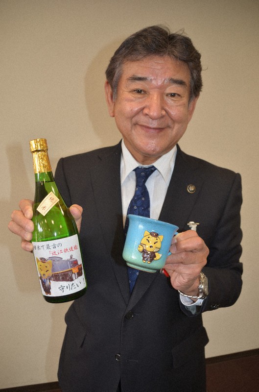 返礼品を手に近江鉄道支援のふるさと寄付を呼び掛ける小椋正清・東近江市長=同市八日市緑町で2021年11月26日午後0時2分、伊藤信司撮影