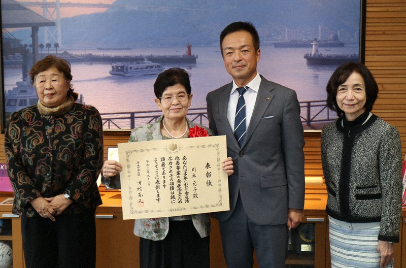 「栄養関係功労者厚生労働大臣表彰」に選ばれた川本さん(左から2人目)