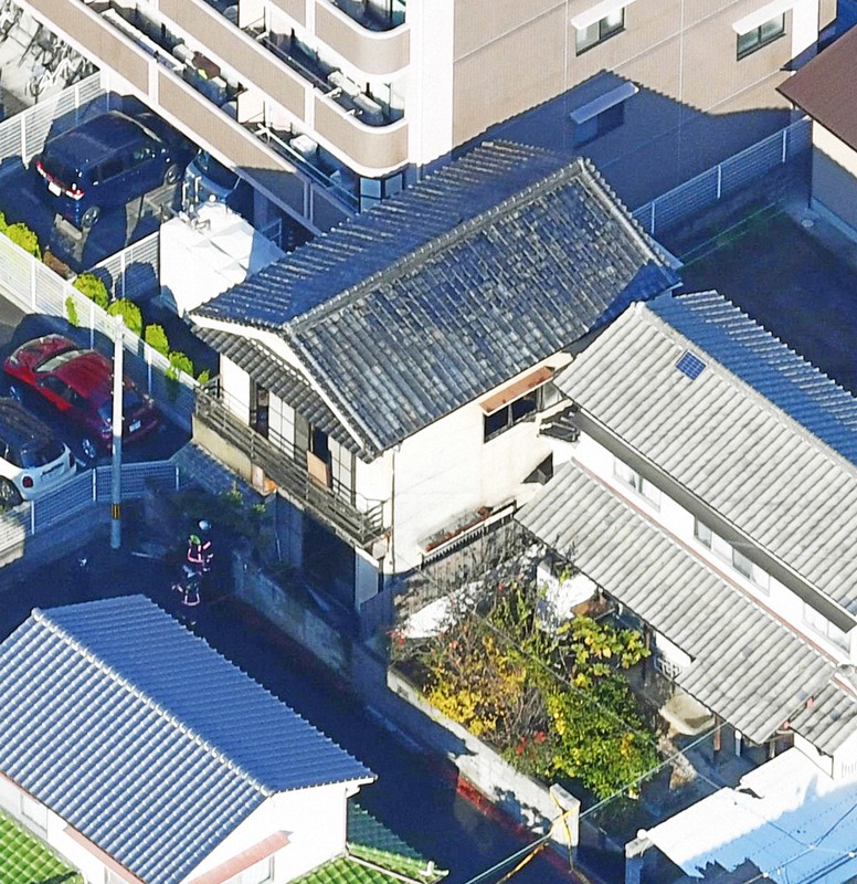 2人が亡くなった火災現場=大阪府摂津市で2021年12月4日午前9時1分、本社ヘリから加古信志撮影