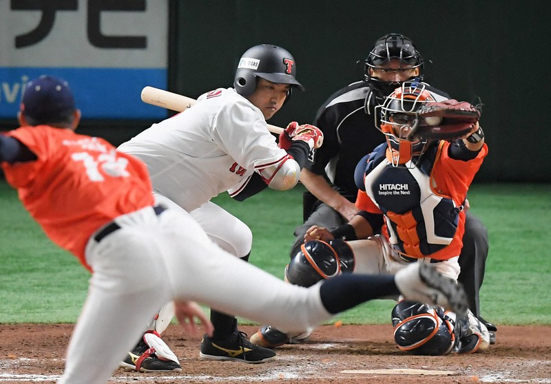 【日立市(日立製作所)-名古屋市(東邦ガス)】延長タイブレーク十回裏名古屋市1死満塁、若林(中央)が四球を選び押し出しのサヨナラ=東京ドームで2021年12月4日、滝川大貴撮影