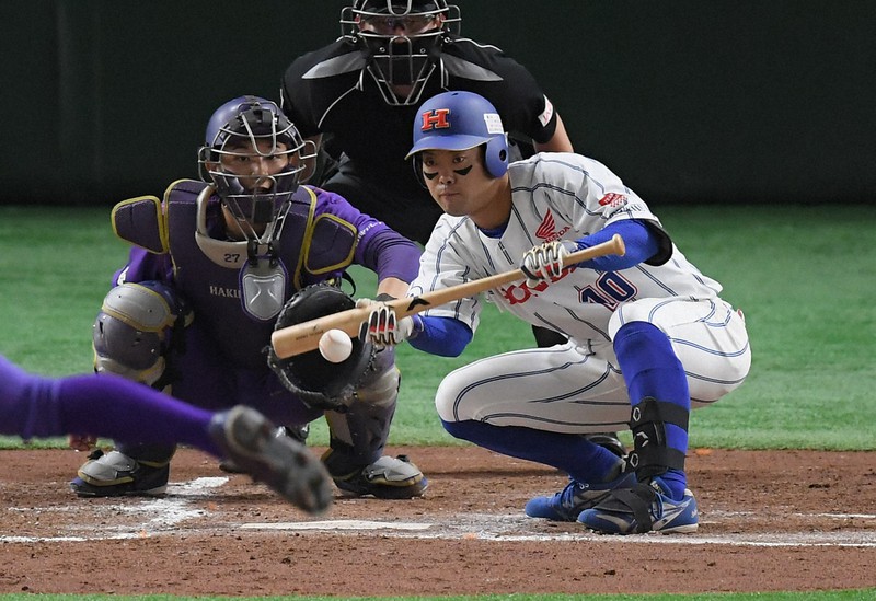 【東広島市(伯和ビクトリーズ)-大津町(ホンダ熊本)】二回裏大津町無死二塁、石井が投前に犠打を決める=東京ドームで2021年12月4日、滝川大貴撮影