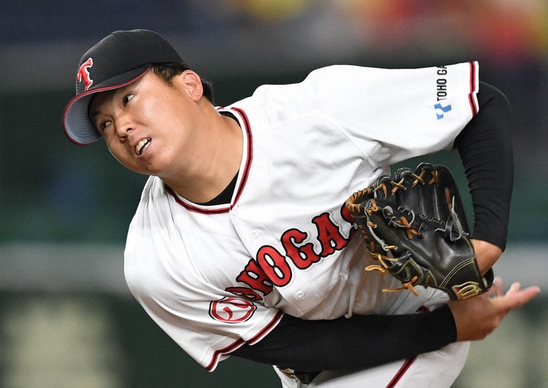 【日立市(日立製作所)-名古屋市(東邦ガス)】力投する名古屋市の先発・辻本=東京ドームで2021年12月4日、前田梨里子撮影