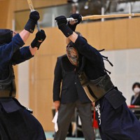 男子の決勝戦で、鹿屋体育大の木村を攻める、優勝した筑波大の黒川（右）＝墨田区総合体育館で2021年12月4日、手塚耕一郎撮影