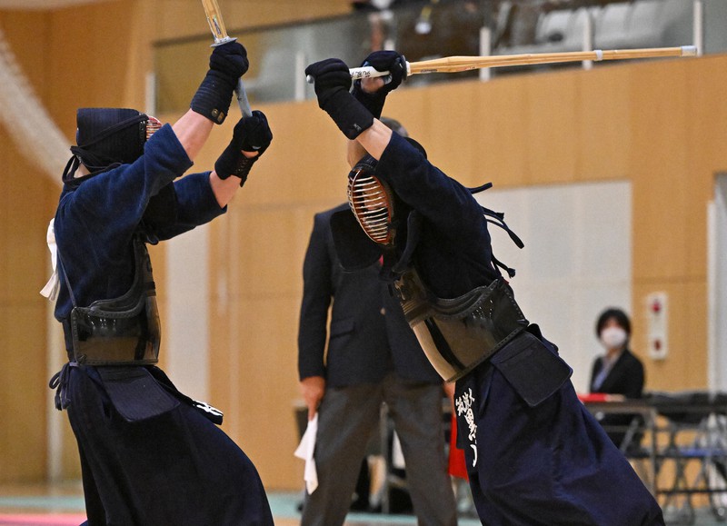男子の決勝戦で、鹿屋体育大の木村を攻める、優勝した筑波大の黒川（右）＝墨田区総合体育館で2021年12月4日、手塚耕一郎撮影