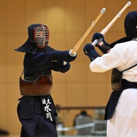 女子の決勝戦で、鹿屋体育大の妹尾を攻める、優勝した法大の水川（左）＝墨田区総合体育館で2021年12月4日、手塚耕一郎撮影
