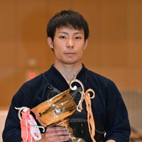 全日本学生剣道選手権を終え、トロフィーを手にする男子優勝の筑波大・黒川＝墨田区総合体育館で2021年12月4日、手塚耕一郎撮影