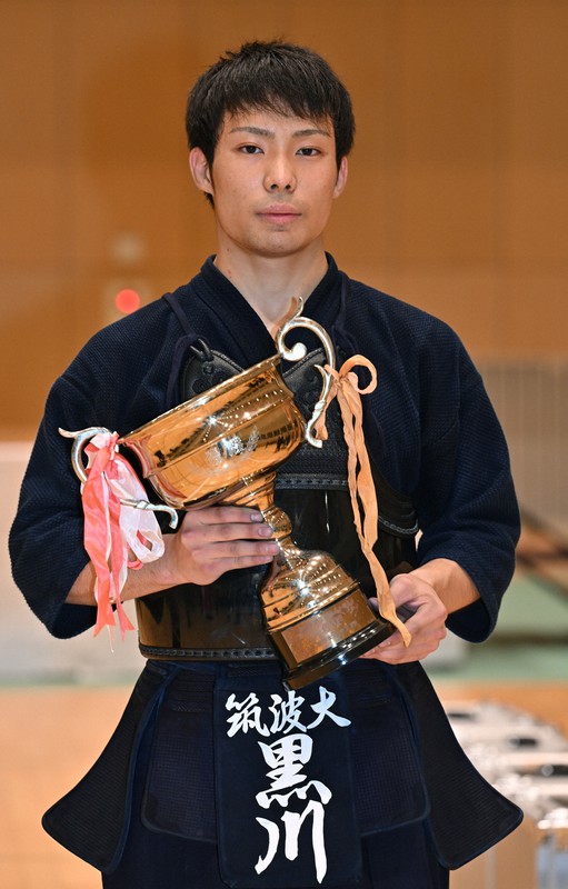 全日本学生剣道選手権を終え、トロフィーを手にする男子優勝の筑波大・黒川＝墨田区総合体育館で2021年12月4日、手塚耕一郎撮影