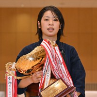 全日本学生剣道選手権を終え、トロフィーを手にする女子優勝の法大・水川＝墨田区総合体育館で2021年12月4日、手塚耕一郎撮影