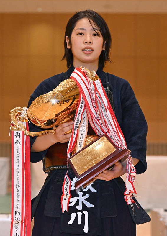 全日本学生剣道選手権を終え、トロフィーを手にする女子優勝の法大・水川＝墨田区総合体育館で2021年12月4日、手塚耕一郎撮影