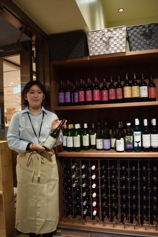 多彩なワインをそろえるワイナリーカフェ「STASION WINERY by SHIDAX」=大阪市北区で2021年10月25日、安田美香撮影
