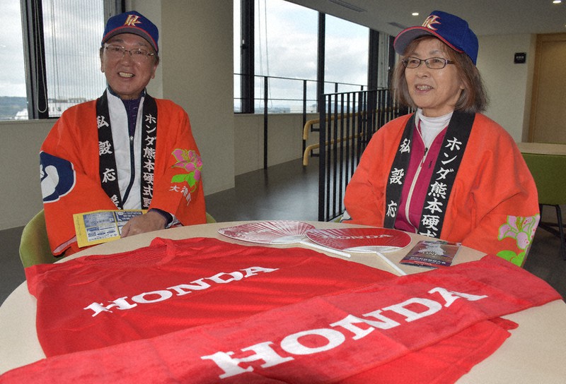 ホンダ熊本の私設応援団の松岡団長(左)と江原よね子副団長