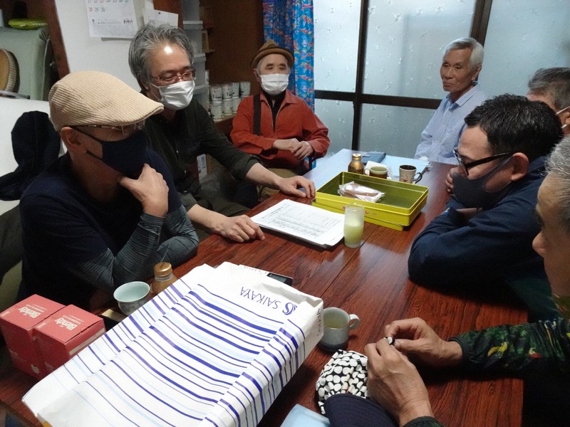 集会所「ゆくさん家」で和気あいあいと話し合う「鹿児島ゆくさの会」の会員たちと芝田淳さん(左から2人目)