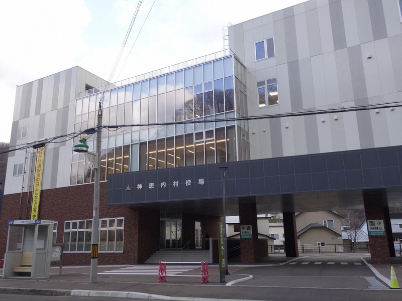 今年4月に完成した神恵内村役場。津波災害に備え、主な機能は2～3階に置いた＝北海道神恵内村で2021年11月16日、高山純二撮影