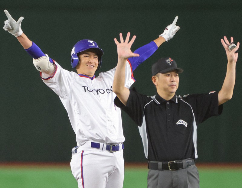 【神戸市・高砂市(三菱重工West)-東京都(東京ガス)】一回裏東京都2死二塁、勝ち越しの適時打を放って喜ぶ加藤=東京ドームで2021年12月5日、佐々木順一撮影
