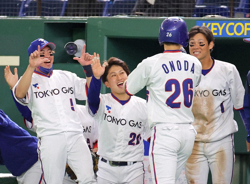【三菱重工West-東京ガス】五回裏東京ガス2死一、三塁、加藤の左前適時打で生還した小野田(右から2人目)を笑顔で迎える選手たち=東京ドームで2021年12月5日、佐々木順一撮影