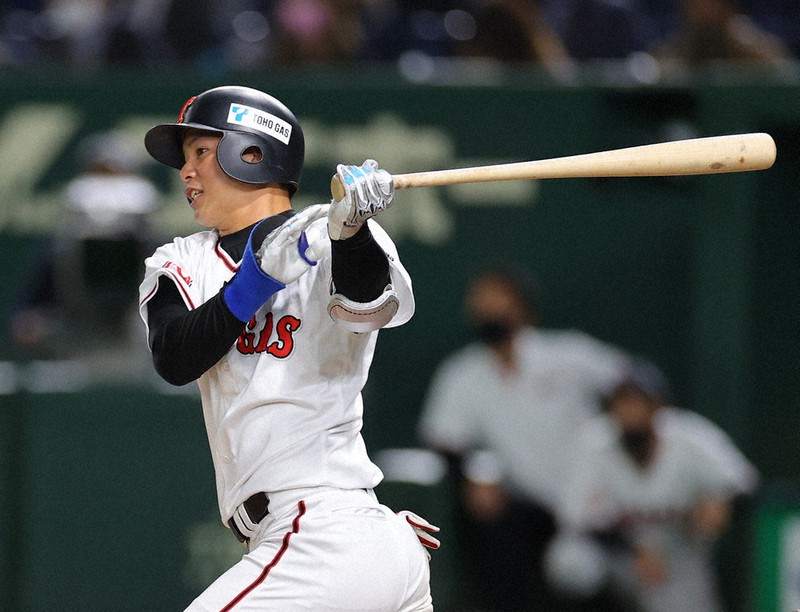【日立製作所-東邦ガス】八回裏東邦ガス2死一、二塁、比嘉が同点の左前適時打を放つ=東京ドームで2021年12月4日、佐々木順一撮影
