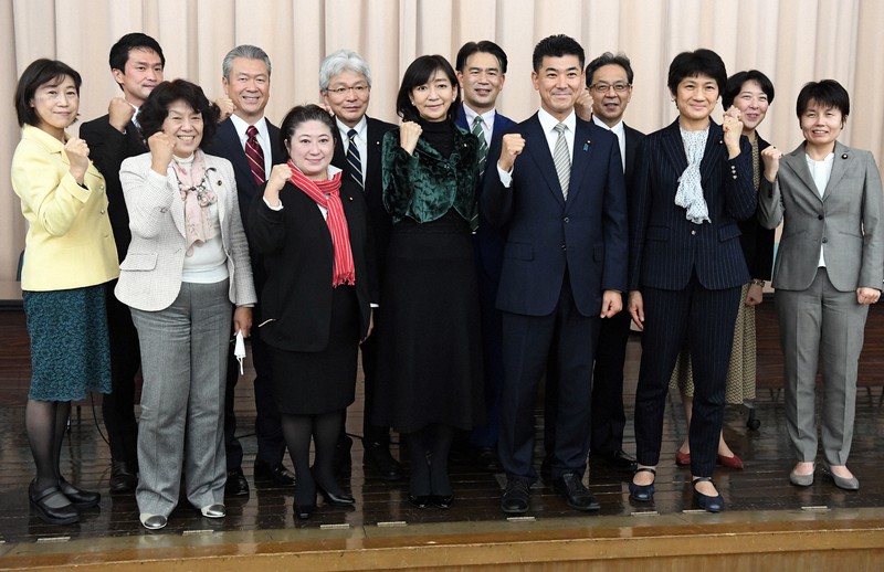 立憲民主党両院議員総会で泉健太代表（右から5人目）と記念写真に納まる執行役員ら＝国会内で2021年12月6日午後4時51分、竹内幹撮影