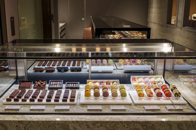 甘くないマカロン 帝国ホテル 新たな挑戦 お酒にもマッチ 毎日新聞